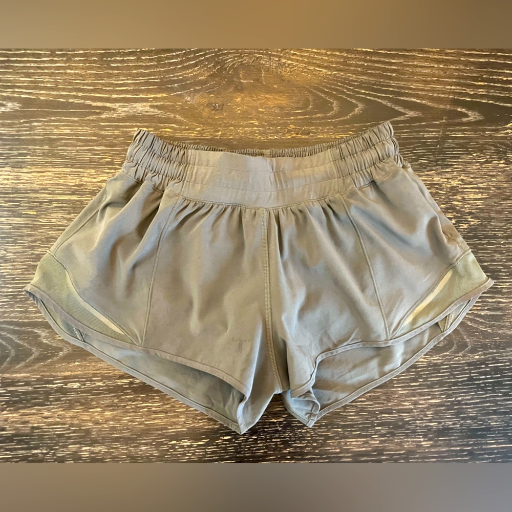 Lululemon-Women’s- Hotty Hot Short-2.5in Low Rise, Lined-Olive-Size 4